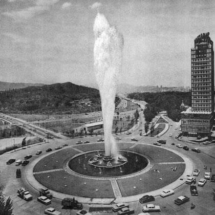 Plaza modernista con una fuente convertida en géiser