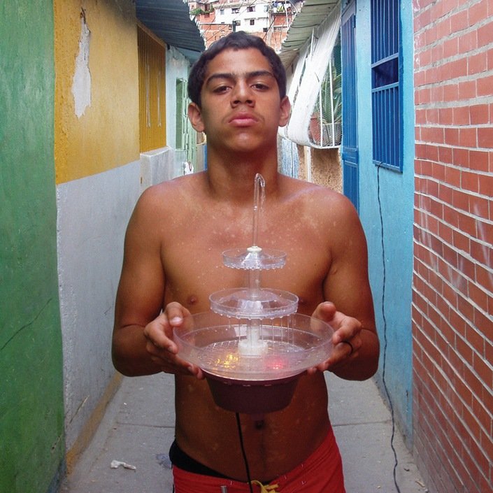 Un hombre lanza un chorro de agua por la boca, como una fuente