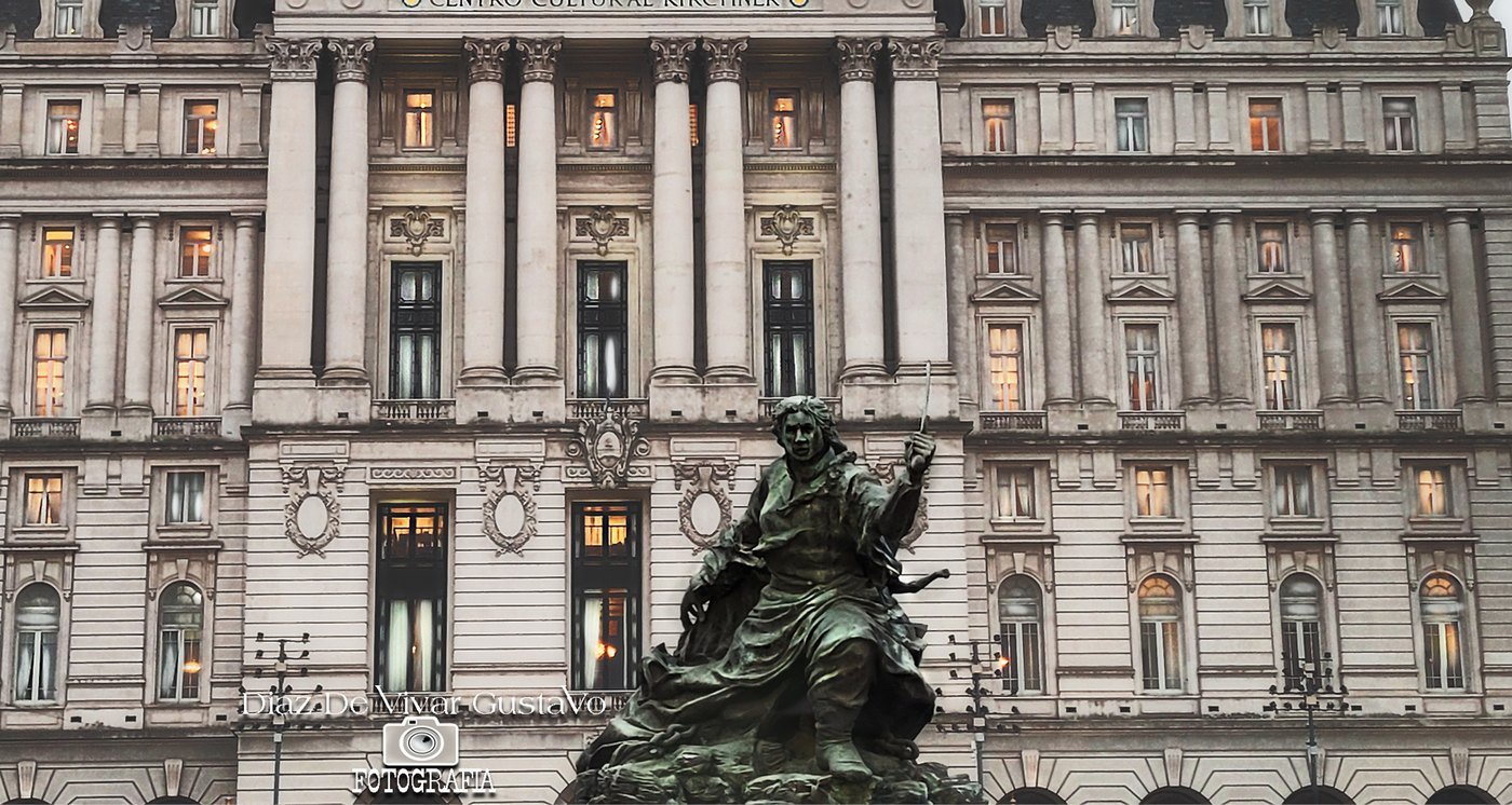 Monumento a Juana Azurduy en la Plaza del Correo