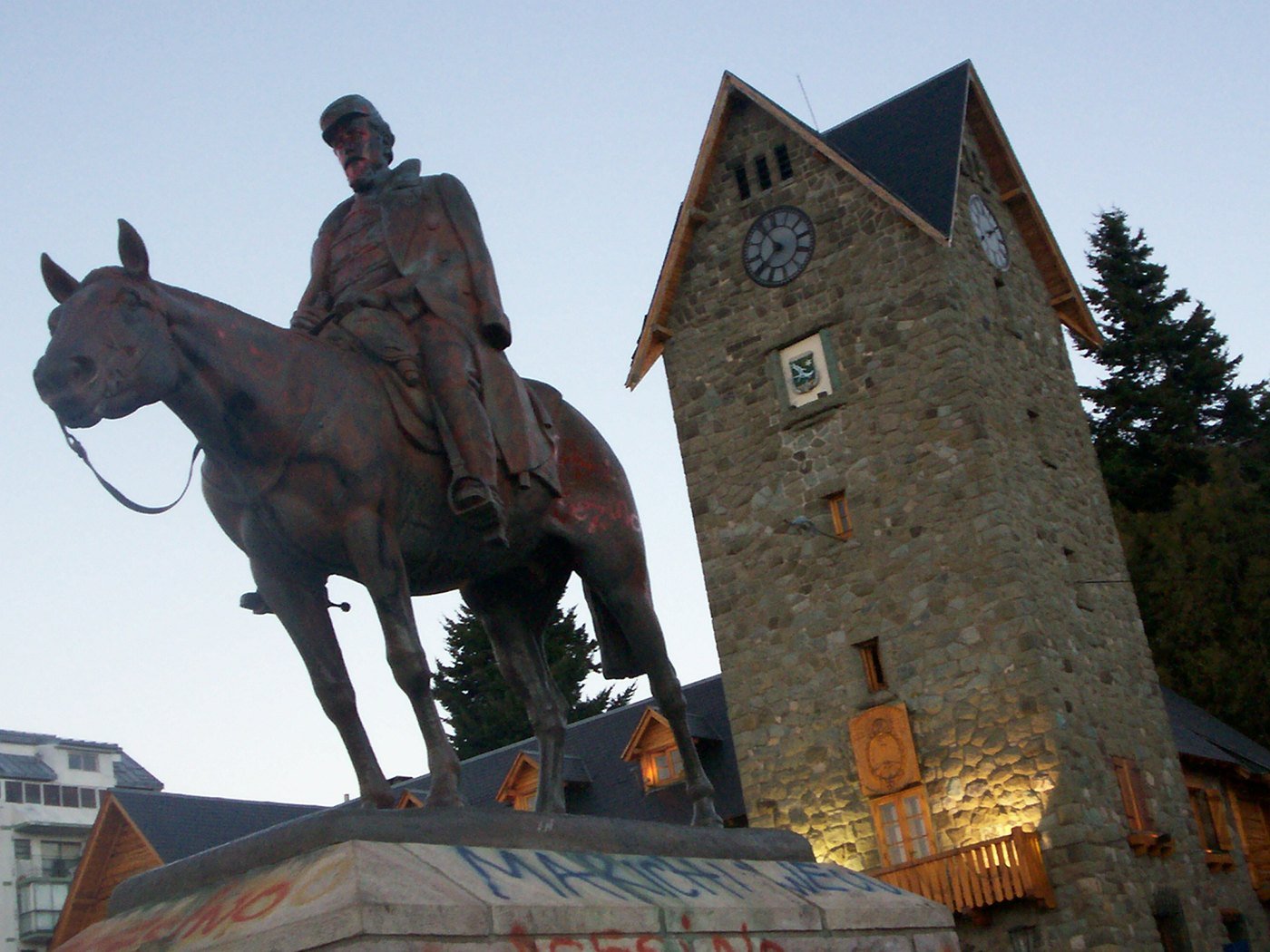 Monumento ecuestre a Roca en Bariloche con el pedestal intervenido